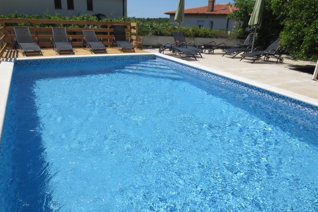 Guest House Zimmer F1 بولا المظهر الخارجي الصورة